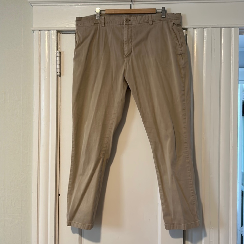 Vineyard vines mens breaker pants 40w x30L, faded,no frays,2% spandex 98% cotton